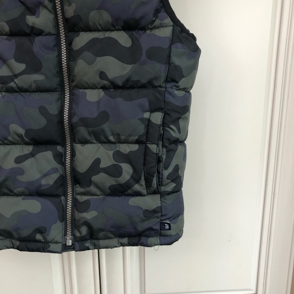 GAP kids camoflage puffer vest - Picture 5 of 12